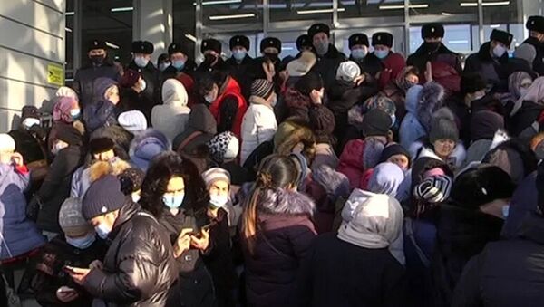 Сотни людей столпились за бесплатными коврами в Шымкенте - Sputnik Қазақстан