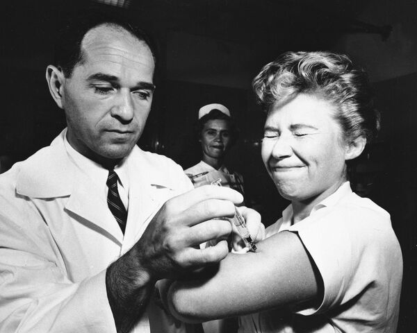 Врач делает медсестре первую прививку от азиатского гриппа в Нью-Йорке, 1957 год - Sputnik Казахстан