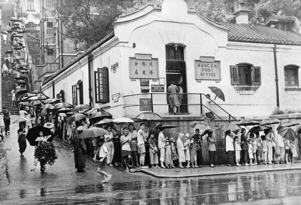 Очередь на вакцинацию от холеры перед медицинским центром в Гонконге, 1961 год - Sputnik Казахстан