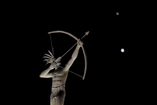 АҚШ-тың Канзас штатындағы мүсін алдынан Юпитер мен Сатурн түсірілген сурет - Sputnik Қазақстан