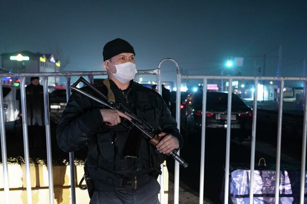 Полицейские и военные заступили на дежурство у блокпостов вокруг Алматы во время жесткого карантина  - Sputnik Казахстан