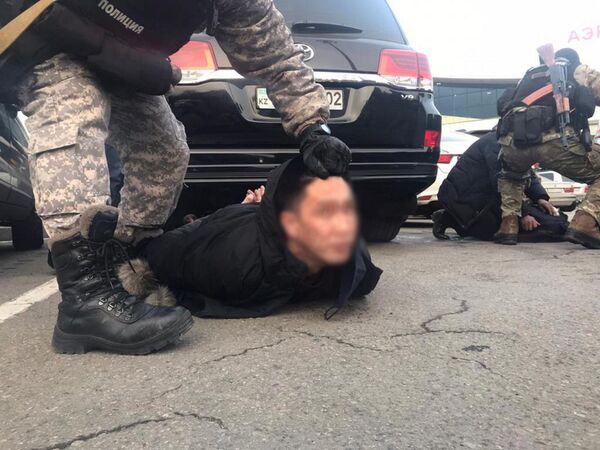 Алматы облысында тасжолда бір топ жас жігіт ұсталды - Sputnik Қазақстан