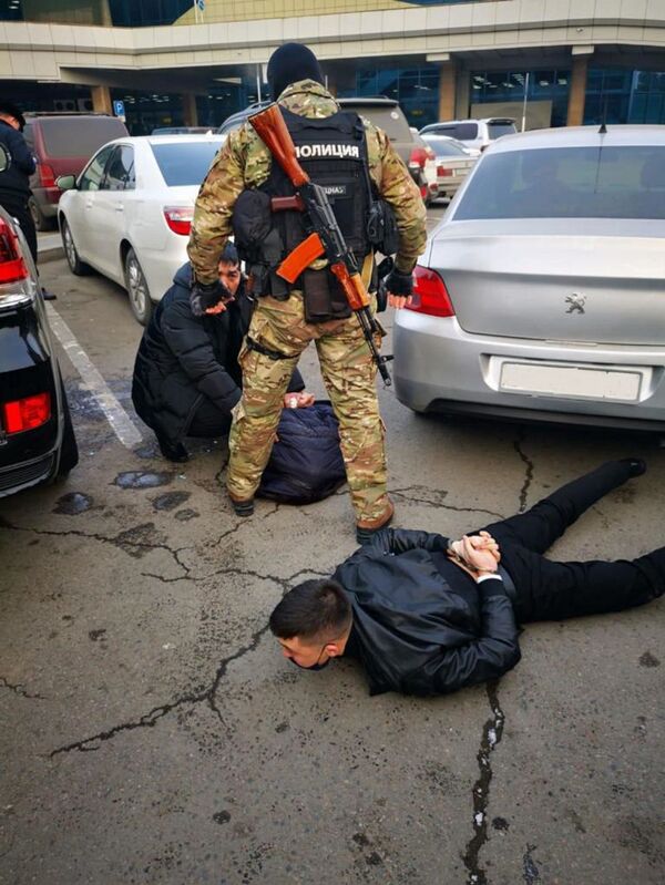 Алматы облысында тасжолда бір топ жас жігіт ұсталды - Sputnik Қазақстан