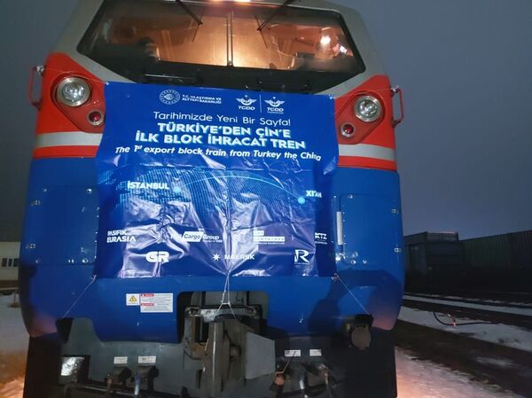 Первый грузовой экспортный поезд по Транскаспийскому маршруту прибыл в порт Актау - Sputnik Казахстан