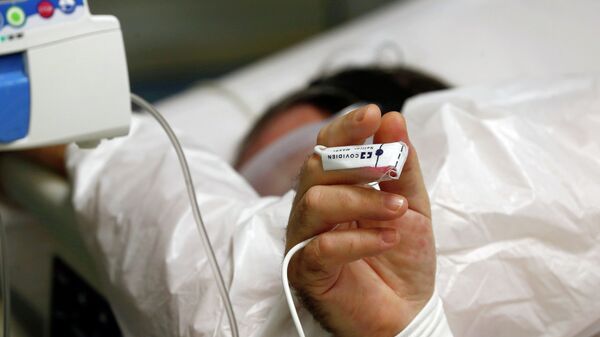 Рука пациента из палаты интенсивной терапии больницы с коронавирусом  - Sputnik Казахстан