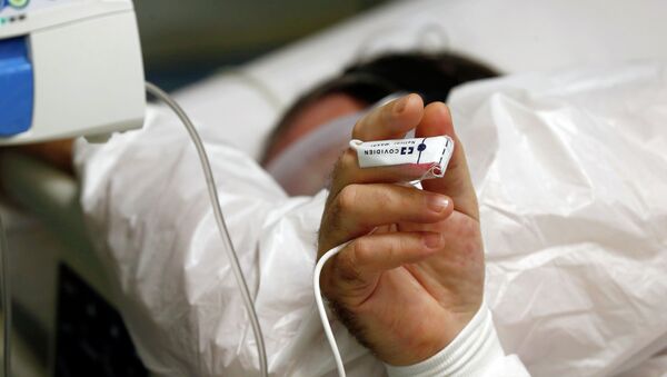Рука пациента из палаты интенсивной терапии - Sputnik Казахстан
