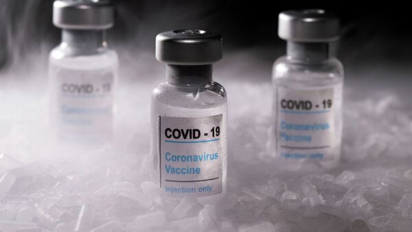 Пузырьки с вакциной от коронавируса стоят на сухом льду - Sputnik Казахстан
