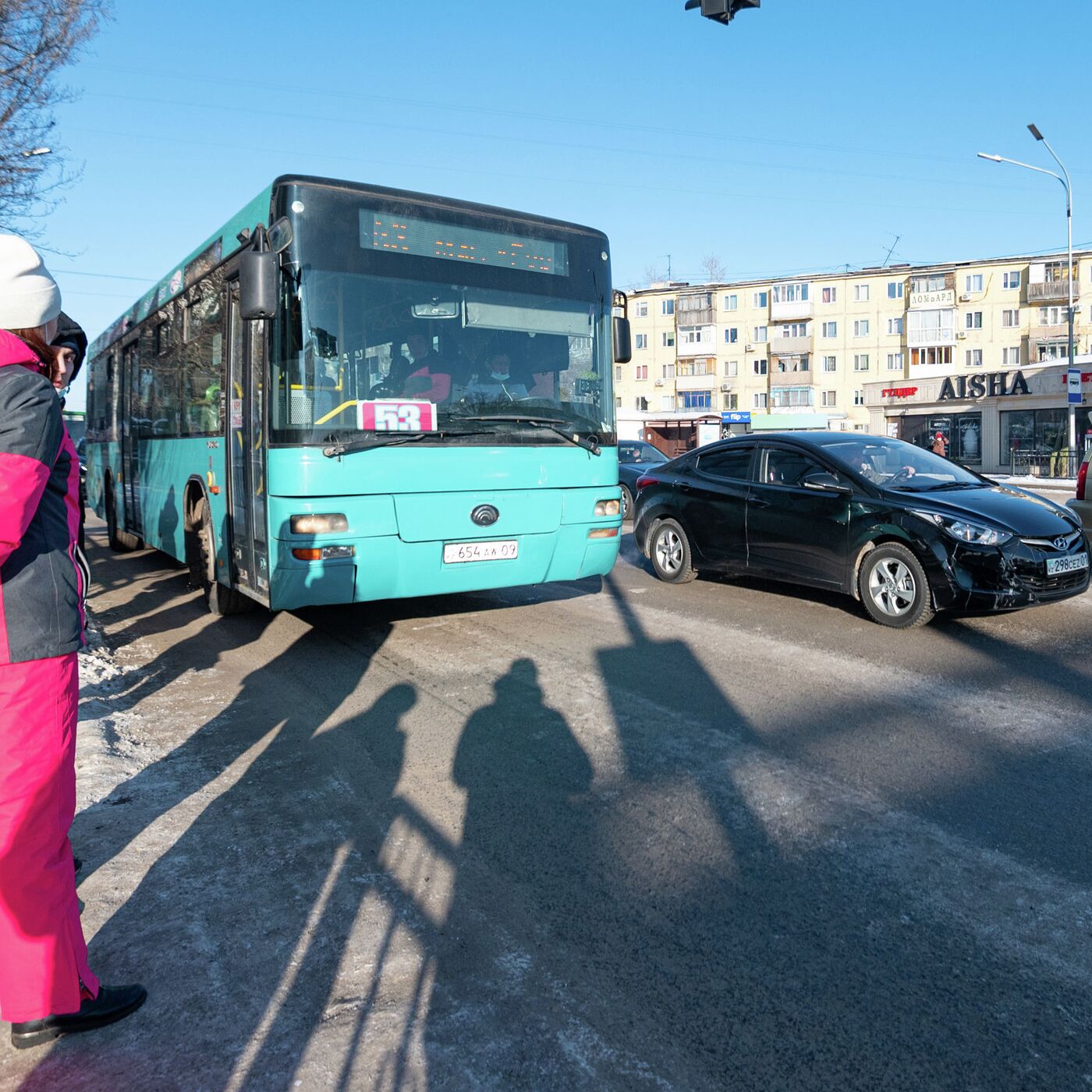 Водитель автобуса в Караганде сбил женщину и врезался в здание -  03.12.2021, Sputnik Казахстан