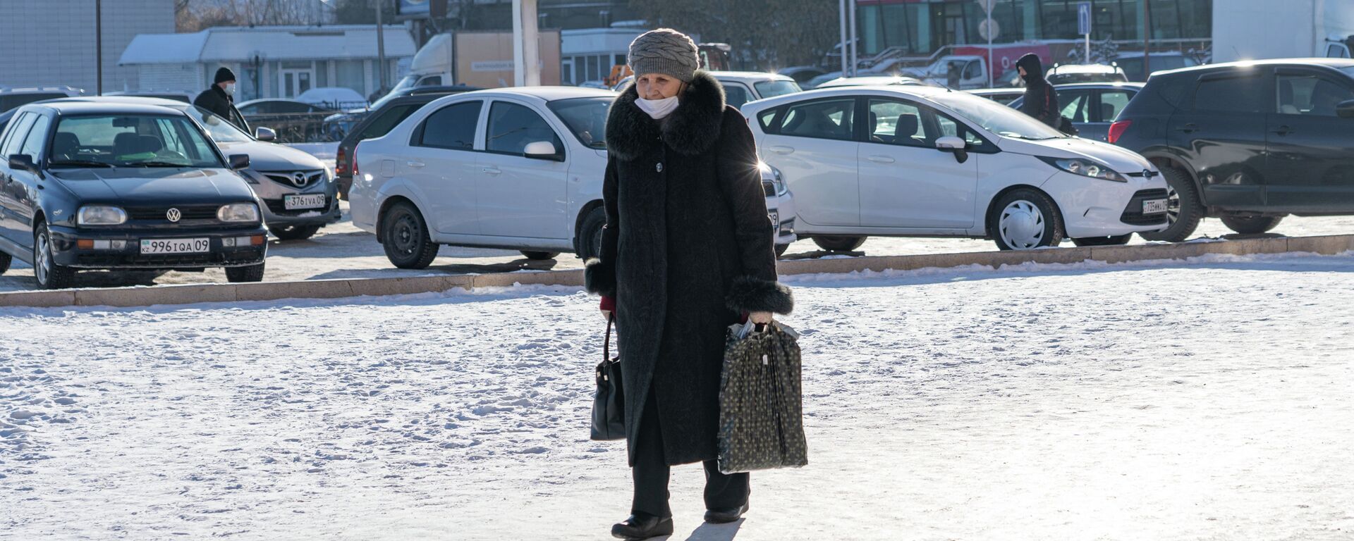 Пожилая женщина с сумками - Sputnik Казахстан, 1920, 04.01.2023