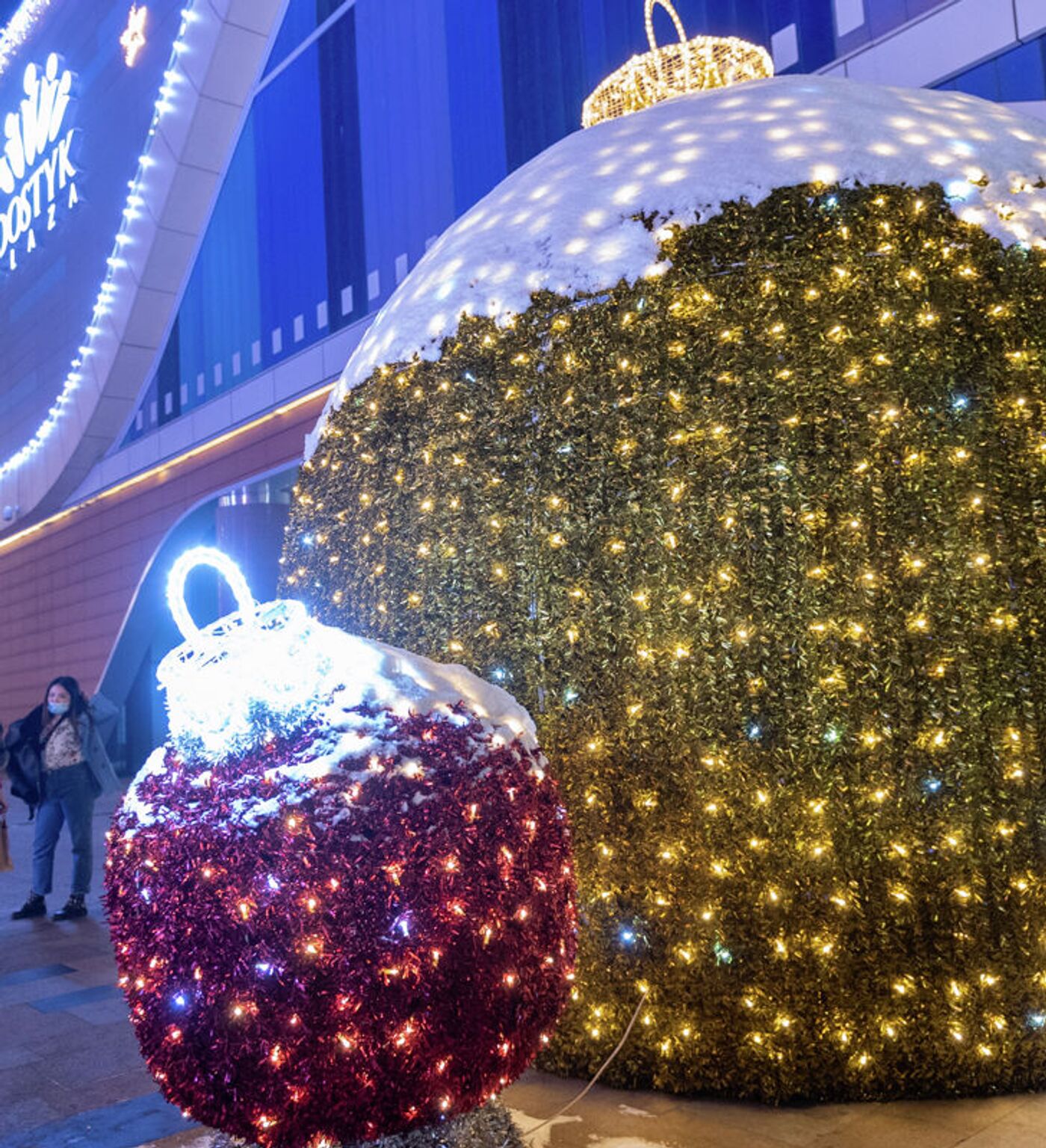Ксюшенка есеңгіреп қалды; әкесі оның барлық тесіктерін жыртып жатыр.