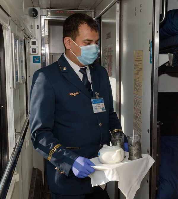 Проводник приносит чай пассажирам в купе поезда  - Sputnik Казахстан