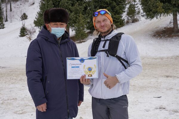 Алматинец устроил рекордный шестичасовой забег на лестницу здоровья на Медео Алматинец устроил рекордный шестичасовой забег на лестницу здоровья на Медео - Sputnik Казахстан