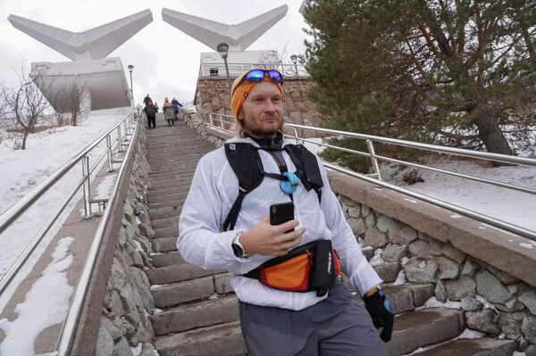 Алматинец устроил рекордный шестичасовой забег на лестницу здоровья на Медео Алматинец устроил рекордный шестичасовой забег на лестницу здоровья на Медео - Sputnik Казахстан