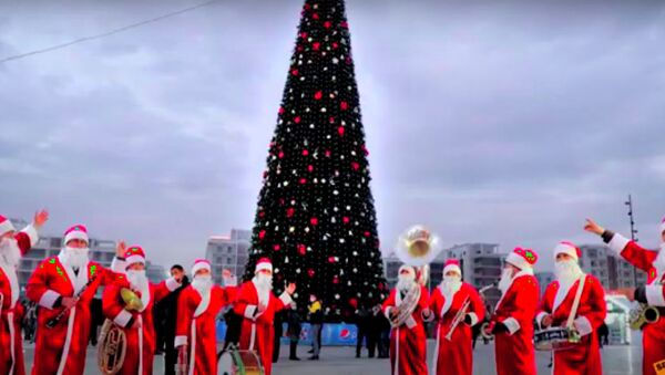 Самые красивые новогодние елки - видео - Sputnik Казахстан