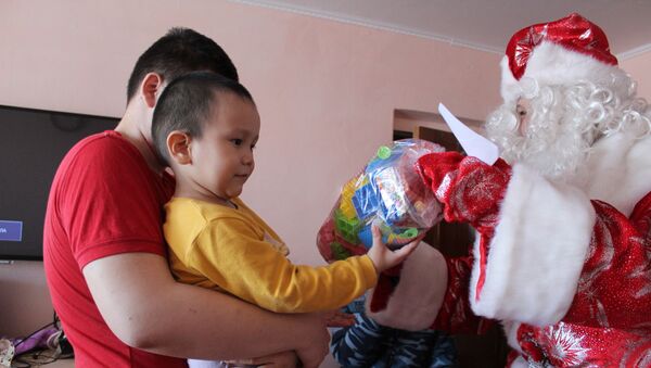 Сотрудники УИС Павлодара сделали подарки детям из многодетных семей на Новый год - Sputnik Казахстан