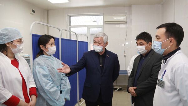 Бердибек Сапарбаев посетил Таразскую городскую больницу и обсудил с медиками ход испытаний казахстанской вакцины на добровольцах - Sputnik Казахстан