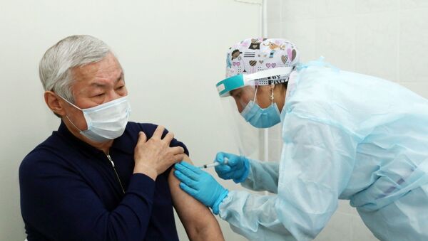 Бердибек Сапарбаев привился казахстанской вакциной от коронавируса - Sputnik Казахстан