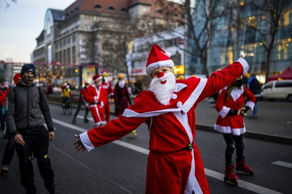 Берлин көшесінде Санта-Клаус киіміндегі адамдар роликті конькимен және велосипед шеруге шықты. - Sputnik Қазақстан