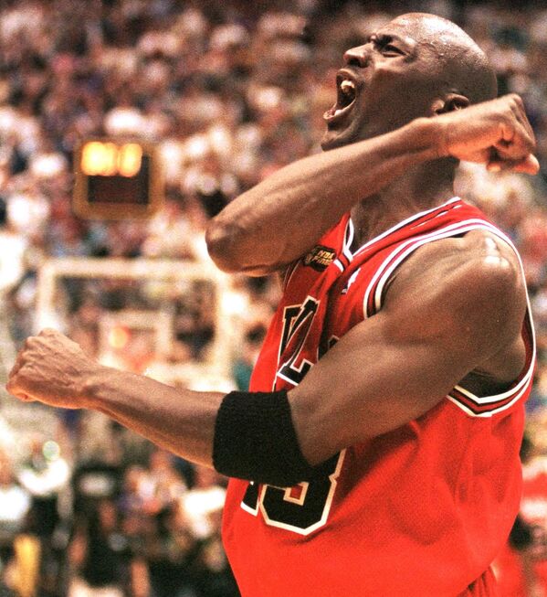  Майкл Джордан из Chicago Bulls празднует победу в игре финала НБА в Солт-Лейк-Сити, штат Юта - Sputnik Казахстан