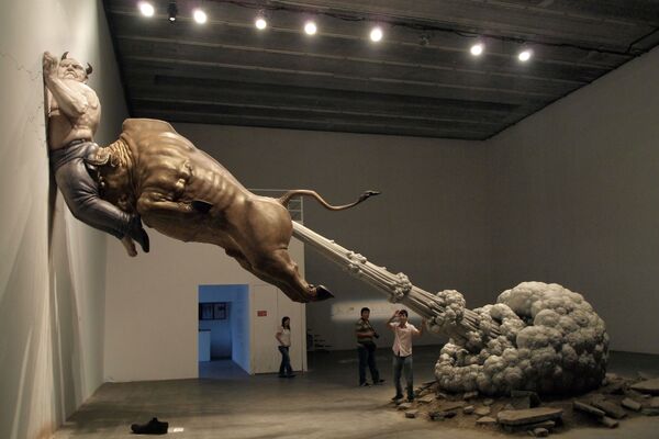Скульптура китайского художника Чэнь Вэньлинга ​​в галерее Пекина, критикующая мировой финансовый кризис - Sputnik Казахстан
