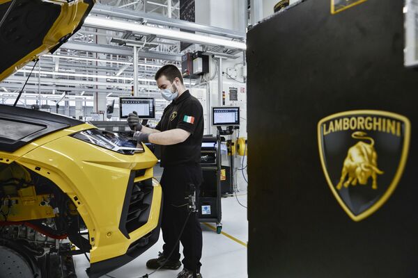Сант-Агата-Болоньезедегі Lamborghini зауытының монтаждау желісіндегі жұмысшы. Италия. - Sputnik Қазақстан
