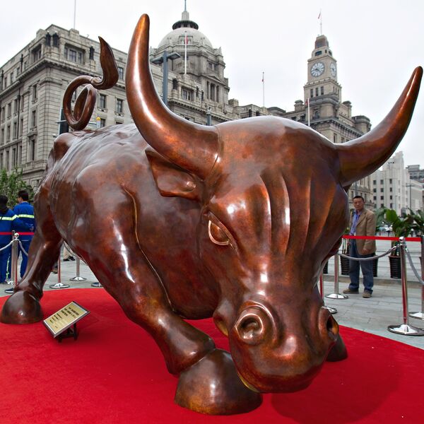 Скульптура атакующего быка итальянско-американского художника Артуро Ди Модики на набережной в Шанхае, Китай - Sputnik Казахстан