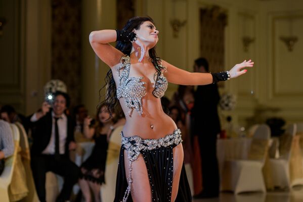  Марокканская исполнительница танца живота во время выступления на свадьбе в Каире  - Sputnik Казахстан