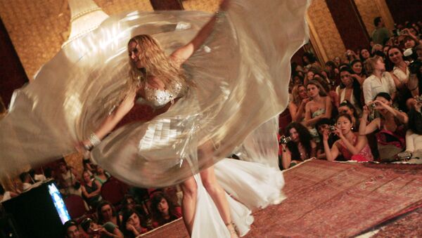 Американская танцовщица во время исполнения танца живота в Каире  - Sputnik Қазақстан