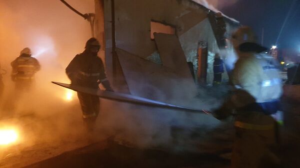 Крупный пожар в Косшы тушили пожарные двух регионов на протяжении четырех часов Крупный пожар в Косшы тушили пожарные двух регионов на протяжении четырех часов - Sputnik Казахстан