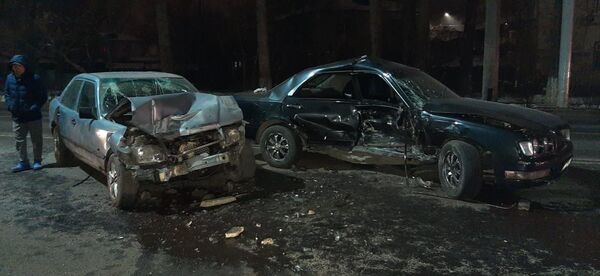 ДТП в Алматы: спасатели извлекали водителя из искореженного авто ДТП в Алматы: спасатели извлекали водителя из искореженного авто - Sputnik Казахстан