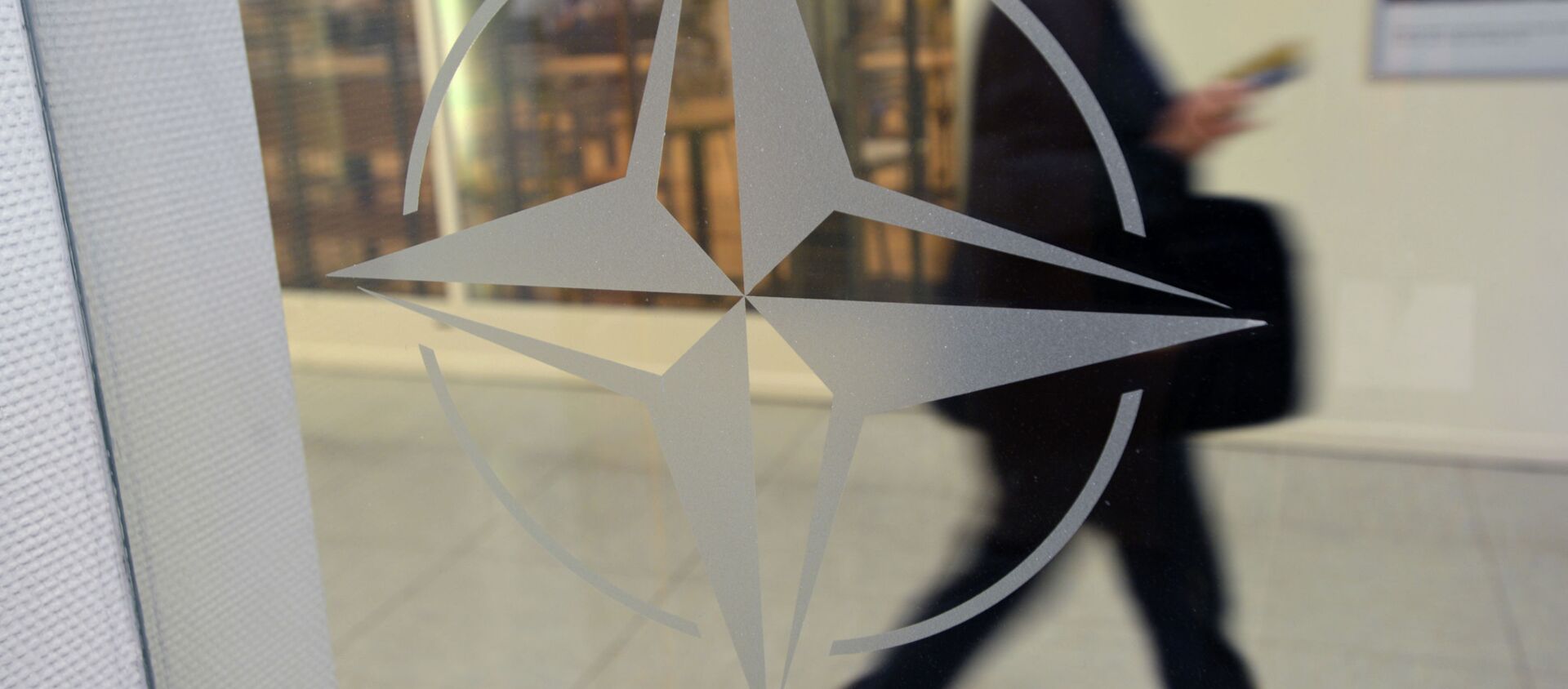 Эмблема организации в штаб-квартире НАТО в Брюсселе. - Sputnik Қазақстан, 1920, 19.11.2021