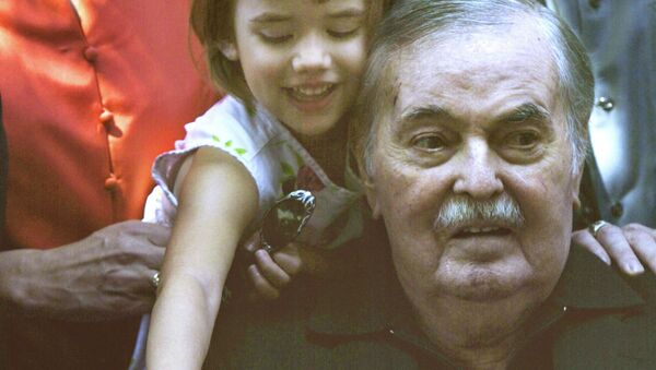 Джеймс Духан со своей внучкой в 2004 году - Sputnik Казахстан