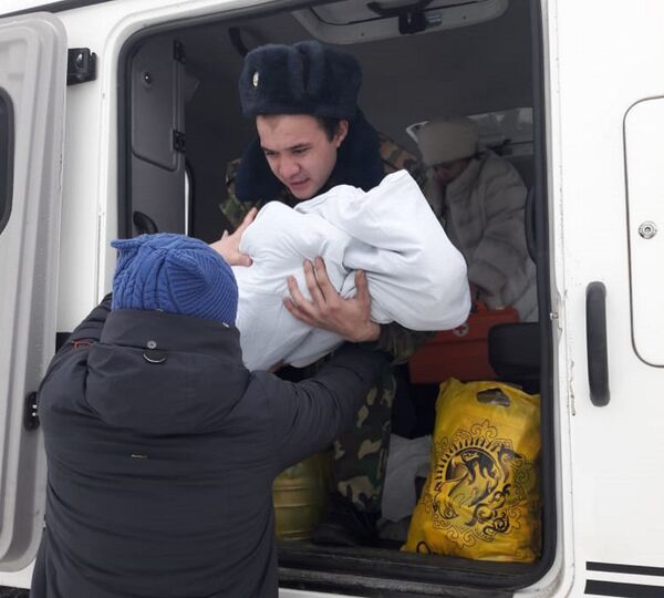 Скорая застряла на трассе: врачам пришлось оперировать роженицу в вездеходе спасателей Скорая застряла на трассе: врачам пришлось оперировать роженицу в вездеходе спасателей - Sputnik Казахстан