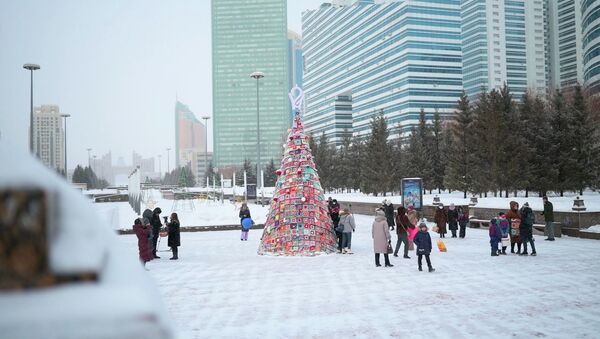 Самая необычная елка появилась в Нур-Султане - видео - Sputnik Казахстан
