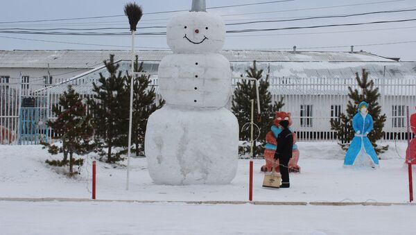 Самого большого снеговика слепили осужденные Карагандинской  области - Sputnik Казахстан