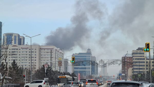 Дым от пожара частном общежитии в Нур-Султане - Sputnik Казахстан