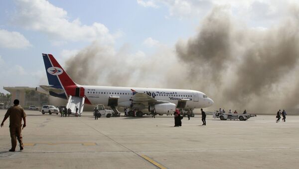 Сильный взрыв прогремел в зале прилетов аэропорта столицы Южного Йемена Адена в момент прибытия туда правительственной делегации на самолете из Саудовской Аравии - Sputnik Казахстан