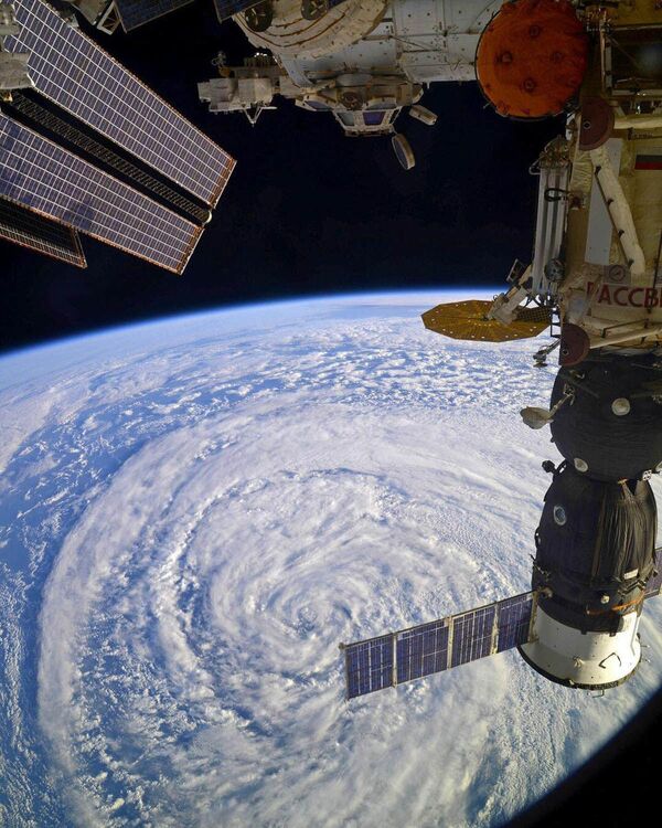 Международная космическая станция пролетает над циклоном - Sputnik Казахстан