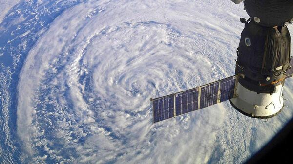 Международная космическая станция пролетает над циклоном - Sputnik Казахстан