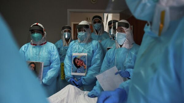 Медики держат в руках фото погибших от коронавируса пациентов - Sputnik Казахстан