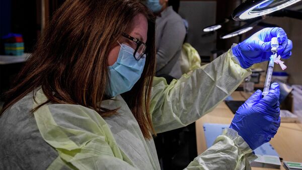 Сотрудник лаборатории проводит исследование вакцины от коронавируса - Sputnik Қазақстан