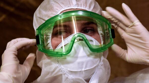 Врач готовится к смене в больнице с коронавирусом  - Sputnik Казахстан
