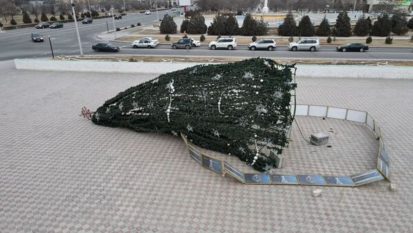 Главная елка в Актау упала из-за сильного ветра - Sputnik Казахстан