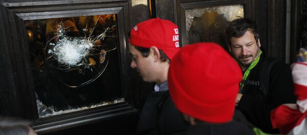 Радикальные сторонники Трампа пытаются пробиться в Капитолий - Sputnik Казахстан