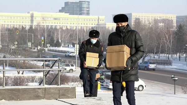 До выборов – два дня: на участки привозят избирательные бюллетени - видео - Sputnik Казахстан