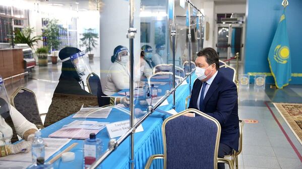 Премьер-министр Аскар Мамин проголосовал на выборах - Sputnik Казахстан