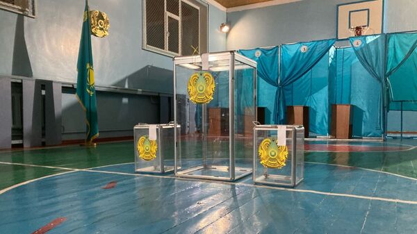 Урны для голосования на участке №235 в Алматы - Sputnik Казахстан