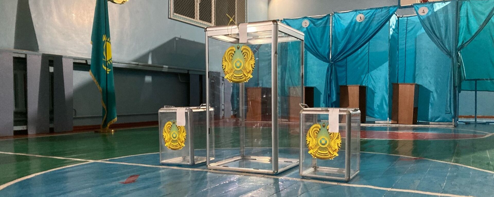 Урны для голосования на участке №235 в Алматы - Sputnik Казахстан, 1920, 10.10.2022
