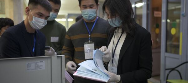 Представители избирательной комиссии на участке осматривают бюллетени для голосования Представители избирательной комиссии на участке осматривают бюллетени для голосования - Sputnik Казахстан
