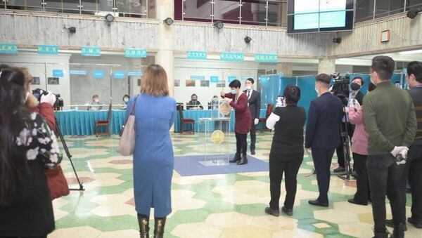 Журналисты и наблюдатели следят за опломбированием урн для голосования - Sputnik Казахстан